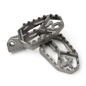 Akrapovič Adventure Fußrasten-Set (Titan) für CFMOTO 450 / 700 / 800 / 1000 MT / MT-X (ab 2024) Neuheit